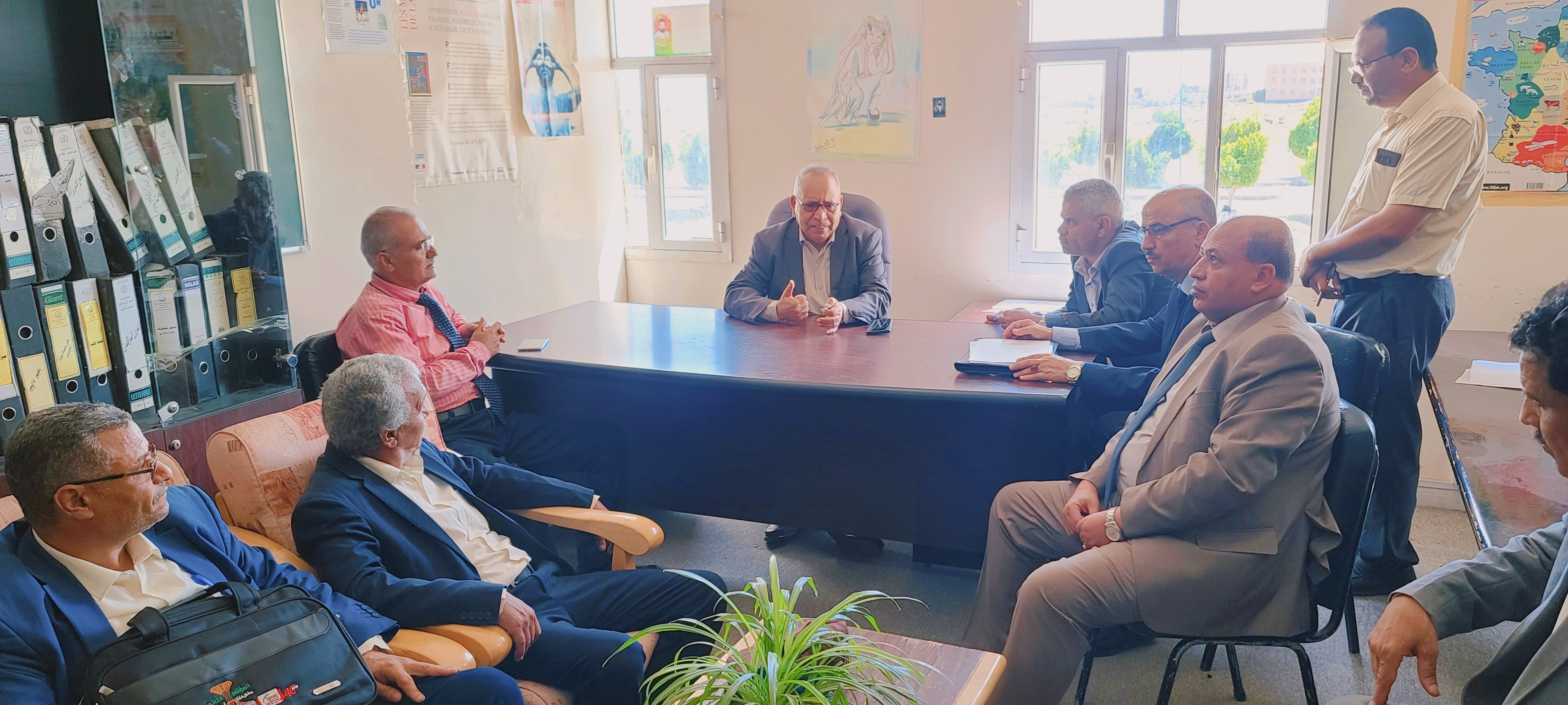 اجتماع برئاسة الدكتور الحيفي يناقش وضع كلية الآداب وإمكانية فتح برامج أكاديمية جديدة 